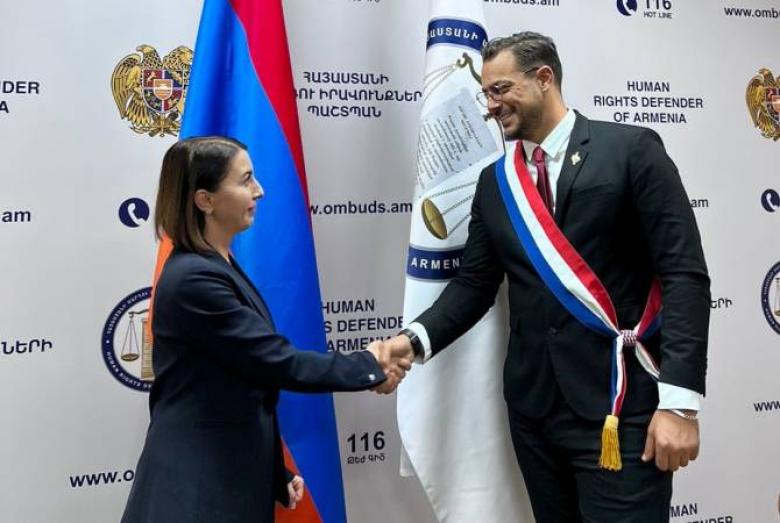 Img default alt hy