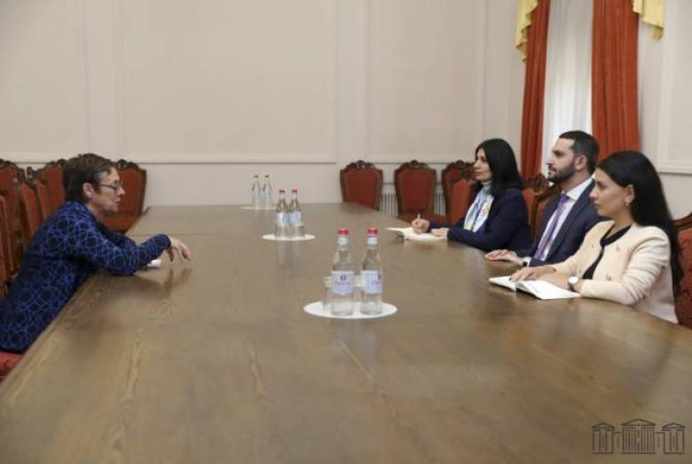 Img default alt hy